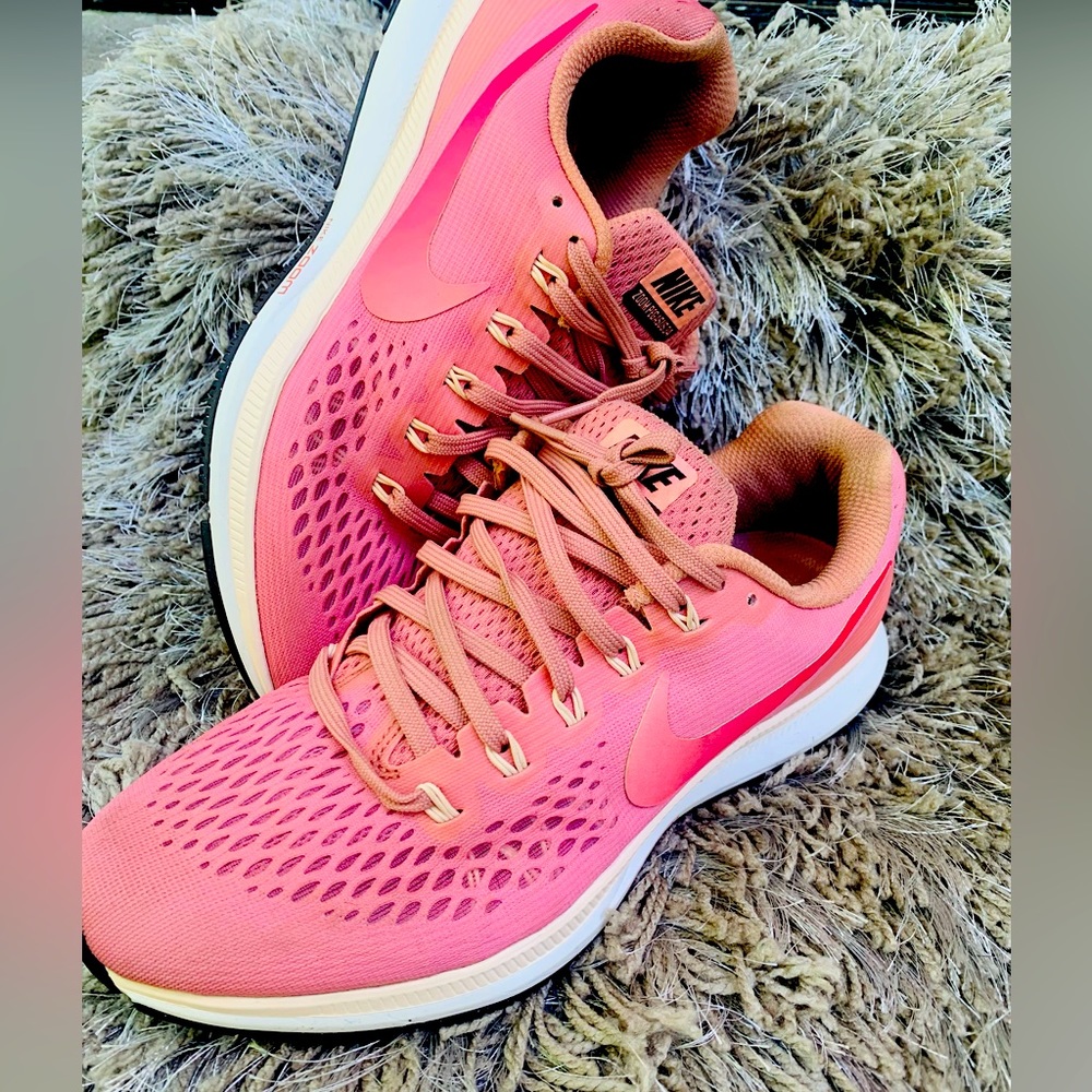 NIKE tennis shoes